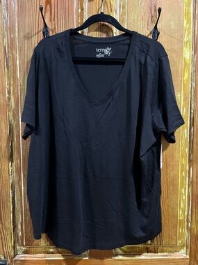 NWT Terra & Sky Black V-Neck Short Sleeve Women's Tee